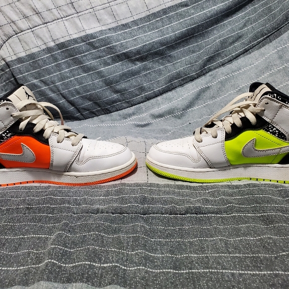 Nike Air Jordan Mid Composition Notebook
Size: 5.5 - Picture 3 of 6